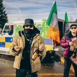 Il film “Kneecap”: la storia del trio musicale irlandese che sfida le convenzioni