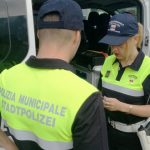 Incidente a Bolzano: auto fuori controllo provoca danni e fuga di giovani