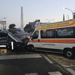 Incidente stradale sulla via Cristoforo Colombo a Roma: un’ambulanza coinvolta in uno scontro