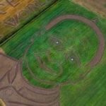 L’artista Gambarin celebra Papa Leone XIV con un’opera d’arte ecologica realizzata con un trattore