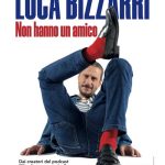 Luca Bizzarri presenta “Non hanno un amico”: satira e riflessione in onda su NOVE
