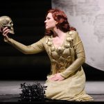 Milano, la nuova produzione di “Norma” alla Scala: un cast di talento ma un allestimento confuso