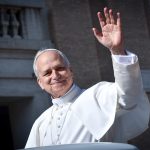 Papa Leone XIV a Castel Gandolfo: la Chiesa ritrova la calma dopo le tensioni del pontificato di Francesco