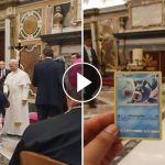 Papa Leone firma una carta Pokémon: un gesto inaspettato che conquista i social
