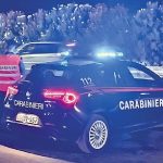 Rapina in un negozio di Taranto: uomo minaccia la titolare e ruba 2.400 euro