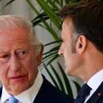 Re Carlo e il mistero dell’occhio rosso: chiarimenti ufficiali dopo la visita di Macron