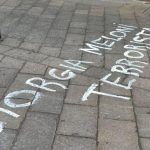 Torino, scritta contro Giorgia Meloni in via Garibaldi scatena polemiche e reazioni politiche