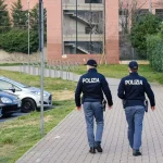 Un padre coraggioso ferma un rapinatore armato di coltello a pochi passi dal campo da pallavolo