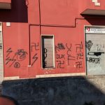 Vandalismo a Montespaccato: svastiche e scritte fasciste colpiscono sedi del Pd e dell’Anpi